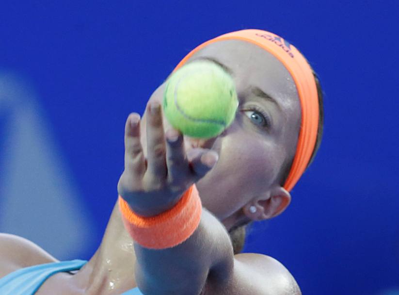 Un intenso primo piano di Kristina Mladenovic alle prese con il servizio (Reuters)